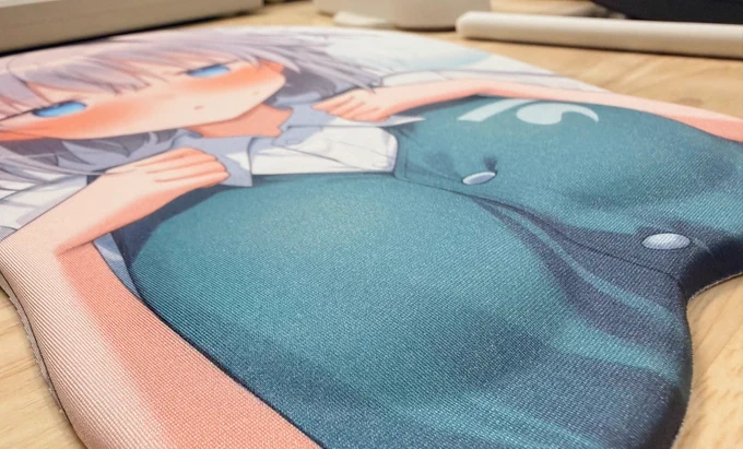 妖夢ちゃんの立体(ほぼ平面)マウスパッドのサンプル届きました〜!! 影の付き方で思ったよりある…?と思って横から見たらちゃんと薄い…!!!!!