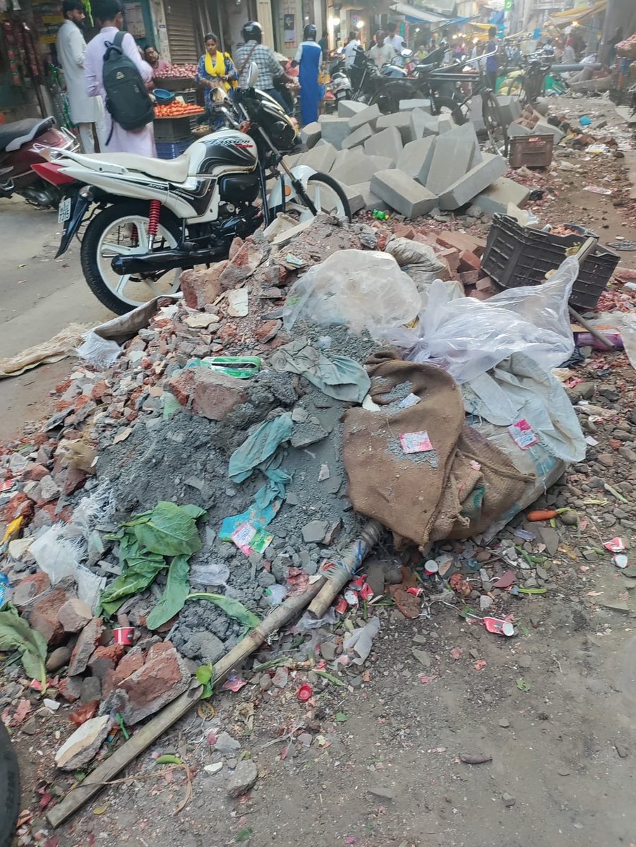 BansodViraj's tweet photo. This is to inform you that the pipeline work in the market area is still incomplete, causing inconvenience to shopkeepers and the public. I request you to kindly look into the matter at the earliest. 
Location Byculla fruit market area https://t.co/BkjunvELxk