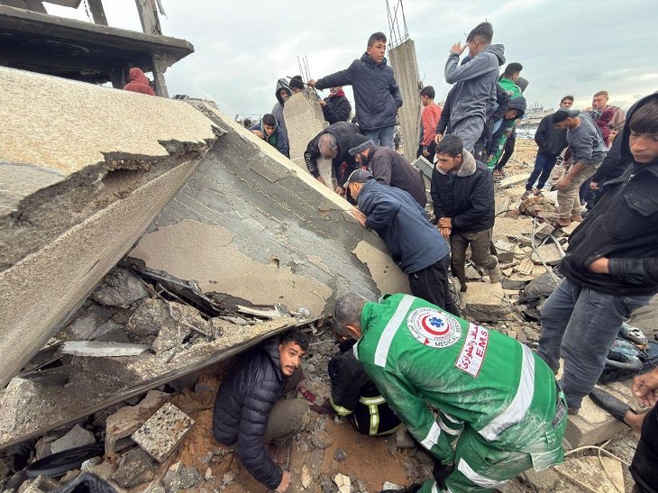 العاصفة العميقة تتسبب بوفاة 13 شخصاً.. وانهيارات واسعة خلال أقل من 24 ساعة في غزة #عاجل 