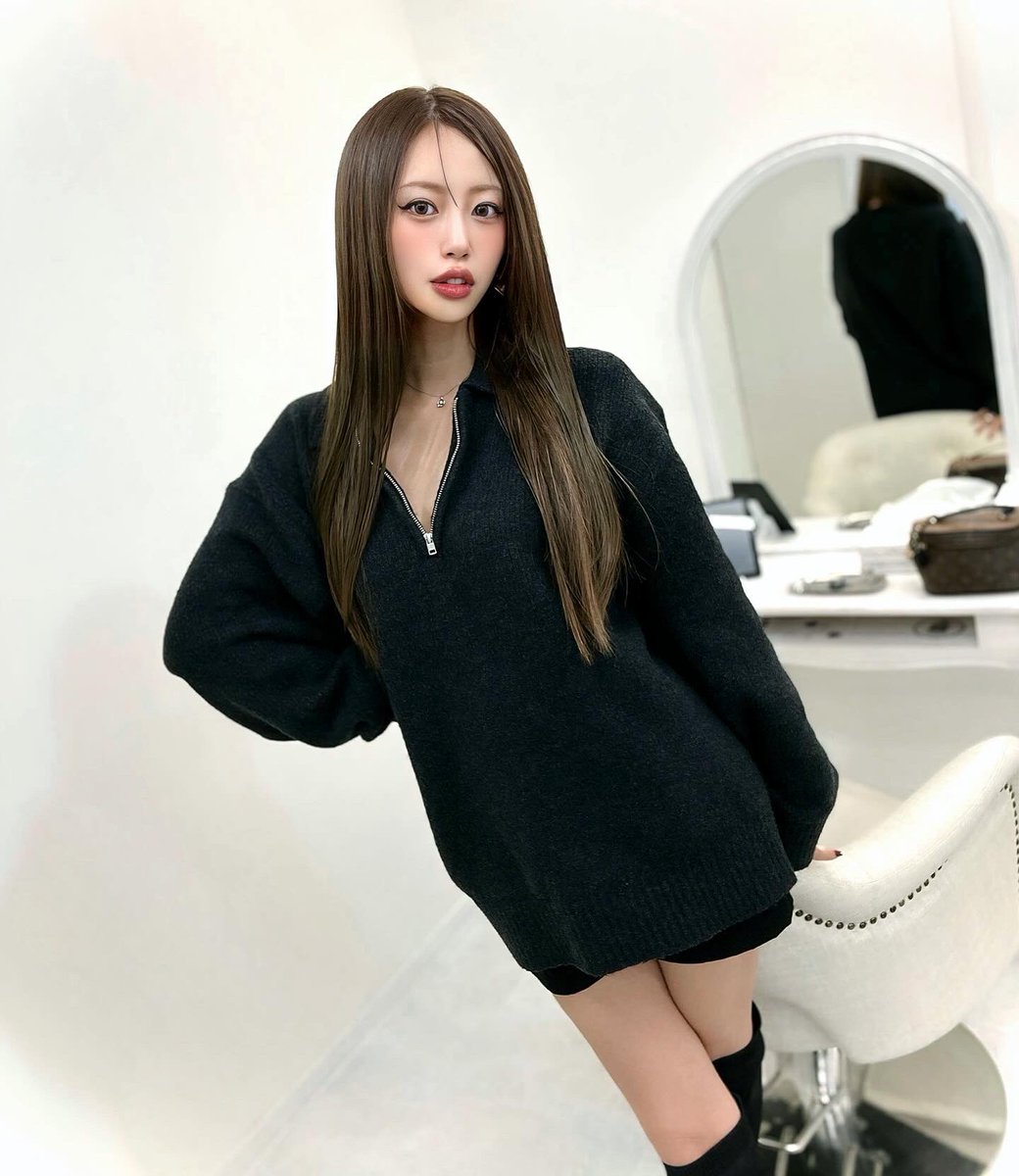 kako_6717's tweet photo. 年内最後の美容室💇‍♀️
写真じゃわかりにくいけど毛先がとっても綺麗なシルバーでお気に入りすぎる🥹🩶

三賀森さんにメンテナンスしてもらったお陰で今年も一年きれいな髪を保ててよかった🥰
また来年もよろしくお願いします🙇‍♀️✨
#吉祥寺美容室lic  @tsuyoash https://t.co/zqo0N8ojrE