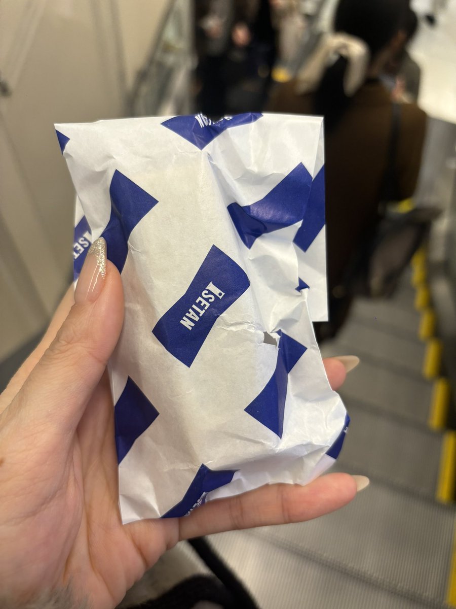 marukome7777's tweet photo. リップが切れたのでYSL買いに来たんだけど、ぼーっとしてたらショッパー無しのむき出しで渡された…😅

限定ショッパー欲しかったから悲しい気持ち🥺笑
デパコスってショッパー込の特別なお買い物感がいいから、これじゃネットで良かったよね https://t.co/dS8lbN41aJ