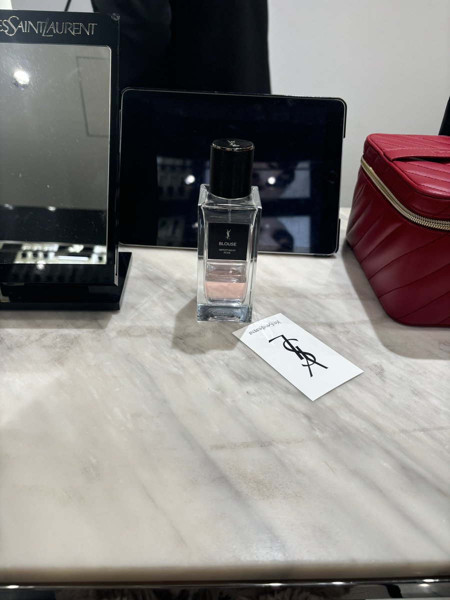 marukome7777's tweet photo. リップが切れたのでYSL買いに来たんだけど、ぼーっとしてたらショッパー無しのむき出しで渡された…😅

限定ショッパー欲しかったから悲しい気持ち🥺笑
デパコスってショッパー込の特別なお買い物感がいいから、これじゃネットで良かったよね https://t.co/dS8lbN41aJ