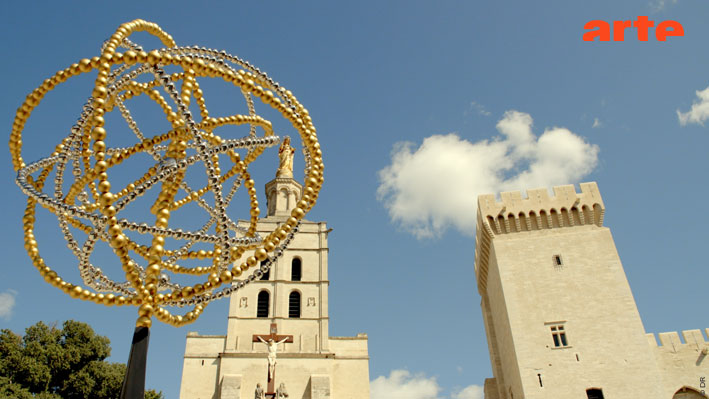 ARTEpro's tweet image. Pour les 30 ans de son inscription au patrimoine mondial de l’@UNESCO_fr, la ville d'Avignon confie ses clés à l'artiste Jean-Michel Othoniel.
Sur le site et les chaînes sociales d'@ARTEfr, une plongée dans sa spectaculaire exposition #Art #Danse
Le CP ➡ tinyurl.com/5b2u9z3f