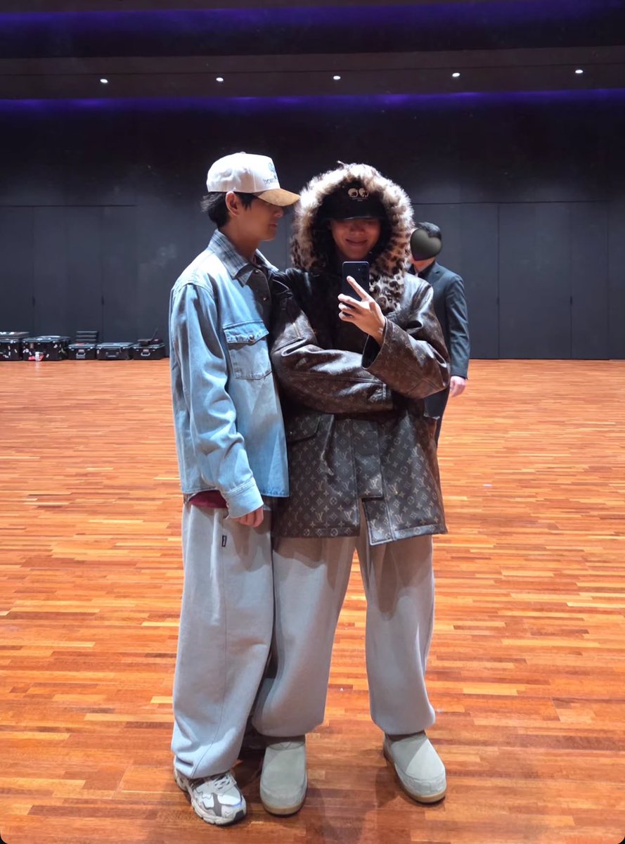 btschartsxdaily's tweet photo. OMG #JHOPE WITH #V 😭💜 https://t.co/caYu5tQrt7