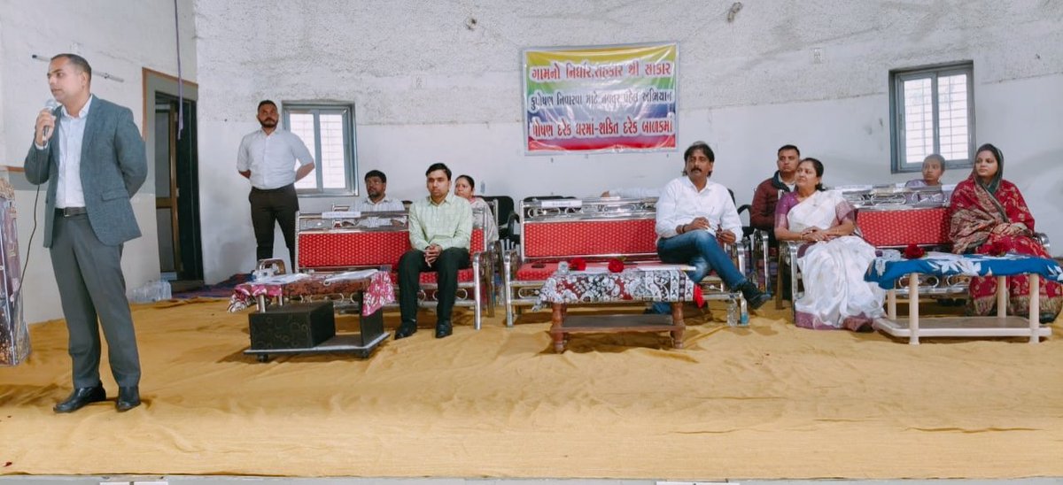 DDO_Kheda's tweet photo. આજે જે.એમ.દેસાઈ હાઈસ્કુલ ઠાસરા ખાતે કુપોષિત બાળકોને સુપોષિત બનાવા જિલ્લામાં શરુ થયેલ "ગામનો નિર્ધાર સહકારથી સાકાર"ની પહેલ અંતર્ગત ઠાસરા અને ગળતેશ્વર તાલુકાનો સંયુક્ત કાર્યક્રમ યોજાયો જેમાં બહોળા પ્રમાણમાં દૂધ મંડળીના સભાસદો,આંગણવાડીના કાર્યકર્તાઓ અને શાળાના આચાર્યો ઉપસ્થિત રહ્યા. https://t.co/qlXI79GC5f