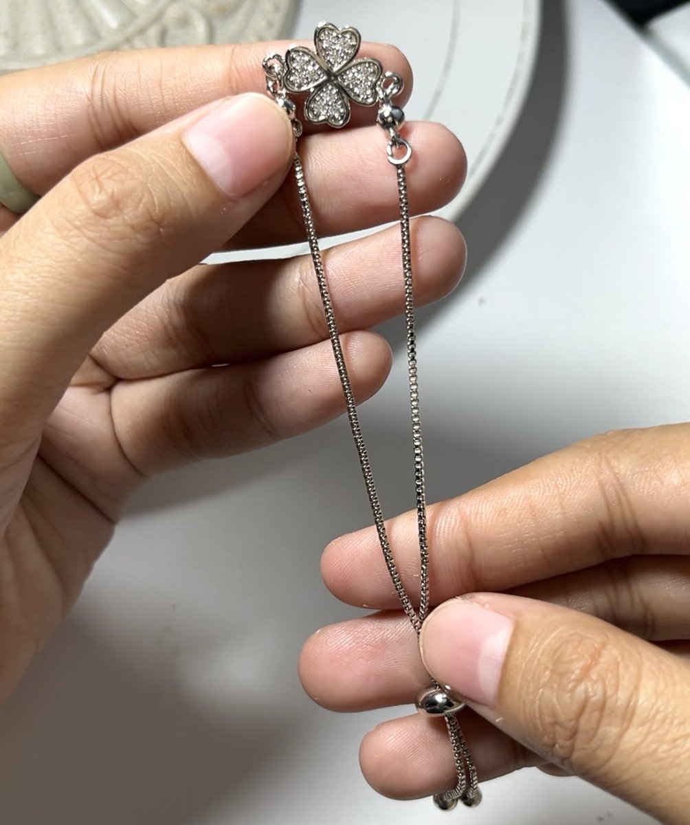 kalo ini model daun semanggi ga kalah cantik ada mutiaranya 😭☝🏻suka bagian tali gelangnya karena lebih kecil dan halus.

💌 s.shopee.co.id/3qFzl7a9eJ perak

tenang aja ya ini udah aku pake 6 bulanan ga berubah warna sama sekali, padahal harganya murah bgt.

talinya bisa diserut ya