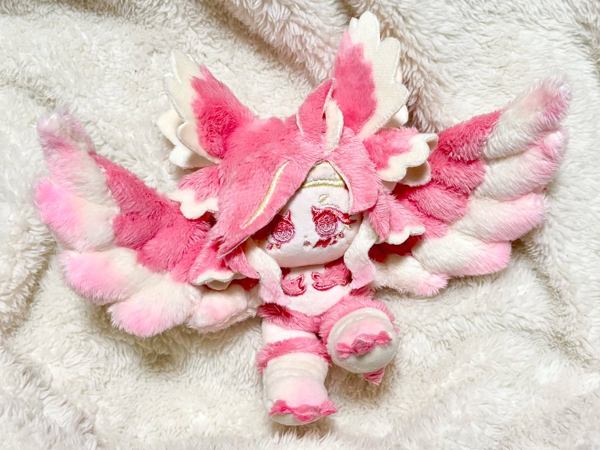 4eeaLcw's tweet photo. いちごミルクカラーなハーピーちゃん、立ち上がりましたーー‼️🍓🥛
やっと完成しました、嬉しい😭💗
名前は「フレーピー」です！10cm足長サイズなので色んなところに連れ歩きたい！ https://t.co/nuTQ1sw1lh
