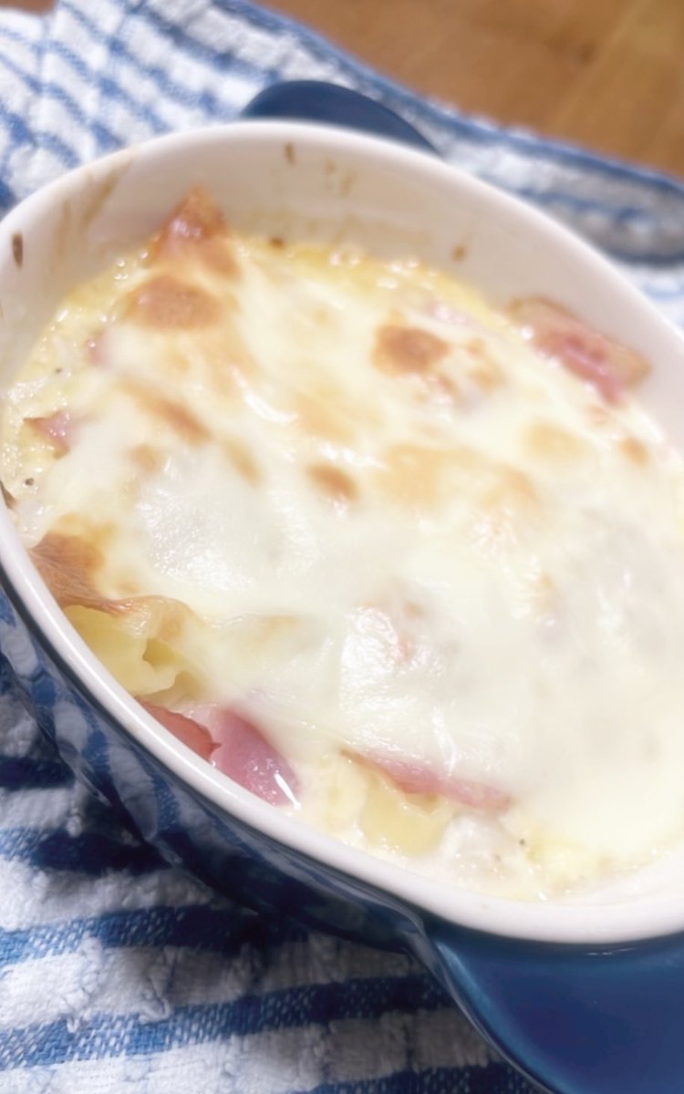 tayuxic's tweet photo. お手製チーズグラタンと肉巻きおにぎり。
と、殺人卵
  #自炊について改めて考えよう https://t.co/t93Seqwuim