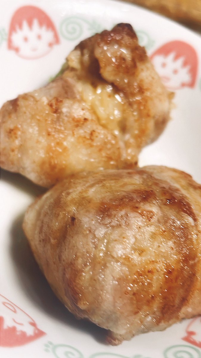 tayuxic's tweet photo. お手製チーズグラタンと肉巻きおにぎり。
と、殺人卵
  #自炊について改めて考えよう https://t.co/t93Seqwuim