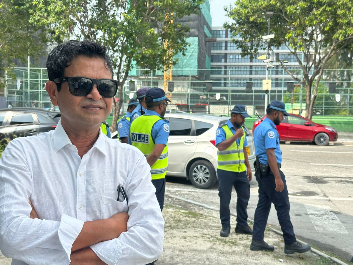 Hassansaiid1's tweet photo. މަސްވެރިންގެ އިހްތިޖާޖުން ހައްޔަރު ކުރި @MDPSecretariat ގެ ޕީޖީ ގްރޫޕުގެ މެމްބަރު @MateyZakir ގެ ބަންދުގެ މުއްދަތު ޖެހުމާ ދެކޮޅަށް އެންމެން ކްރިމިނަކް ކޯޓް ދޮށަށް 

#FreeMateyNow https://t.co/GTvkYGoqFl