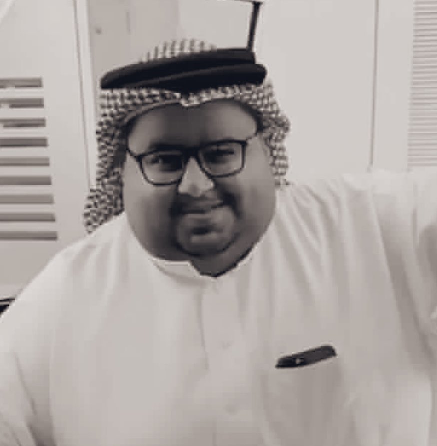 #ابو_مرداع #ابومرداع_في_ذمه_الله

توقّف فجأةً عن الضحك، لا لأنّه حزن،
بل لأنّ الموت أختصر الطريق.

كان موته مفجعًا، مفزعًا، انطفأت ضحكتهُ دفعةً واحدة، لكنه بقي حيًا في قلب وذاكرة كل الذين غرس في أرواحهم حقولًا من البهجة، كانت ابتسامته تملأ المشهد، وتضيء وجوه المشاهدين الشاهدين له