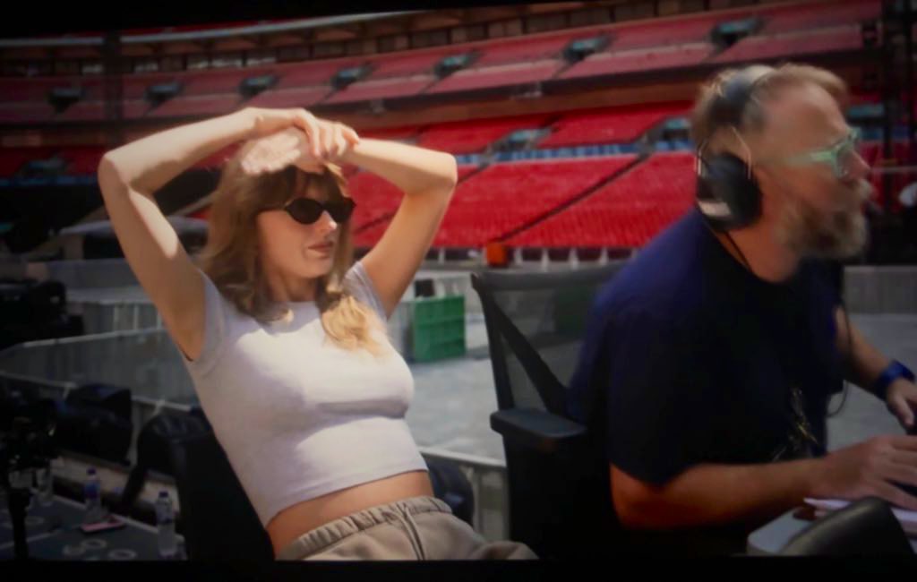 taymaliks's tweet image. meus parabéns a quem consegue se apresentar na frente dela assim