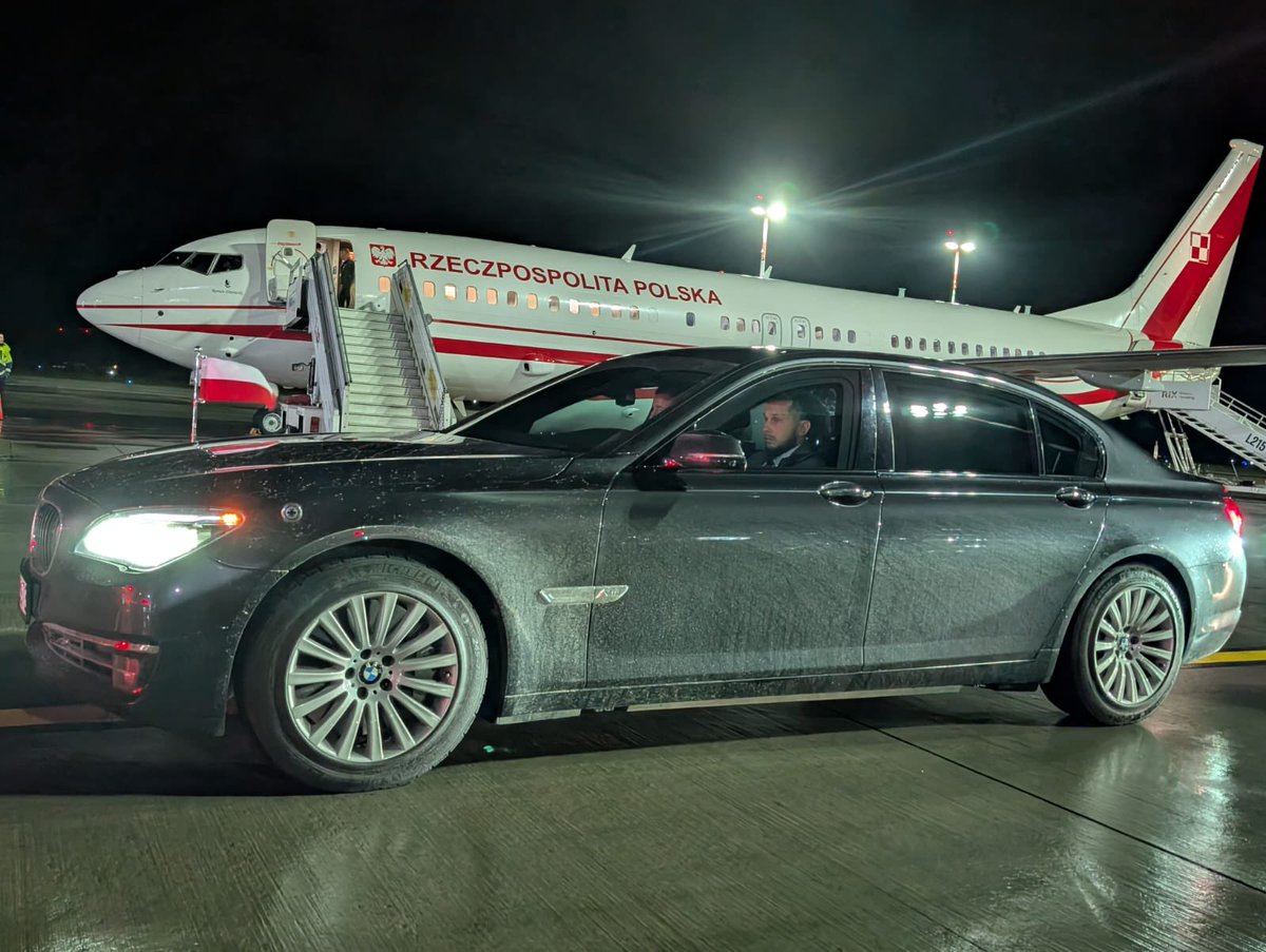 Dirty reception for Nawrocki

The visit of President Karol Nawrocki to Latvia was overshadowed by an unexpected situation. Photos of the car that picked up the Polish delegation in Riga appeared on social media. The car was blatantly dirty.

In response to the criticism, Polish