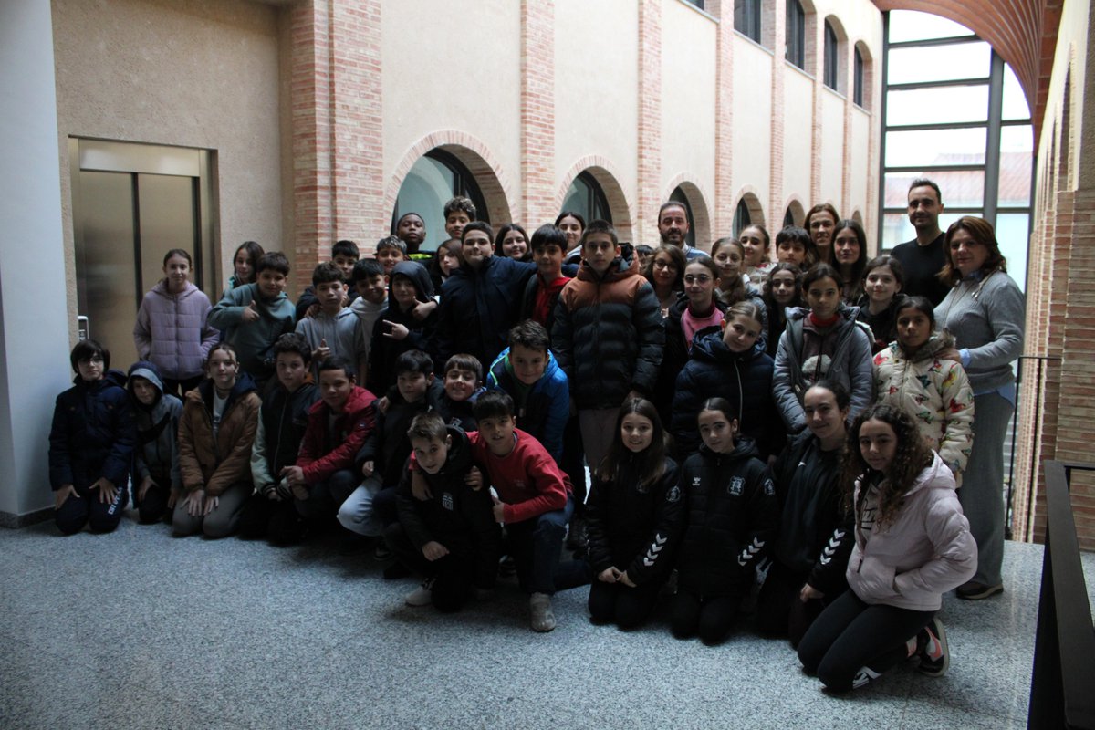 Iniesta conmemora el Día de los Derechos de la Infancia con un #PlenoInfantil 🧒👧

🏞️ El alumnado del CEIP María Jover preguntó al alcalde sobre inversiones en instalaciones deportivas y parques, bienestar animal, patrimonio cultural y funcionamiento del Ayuntamiento.