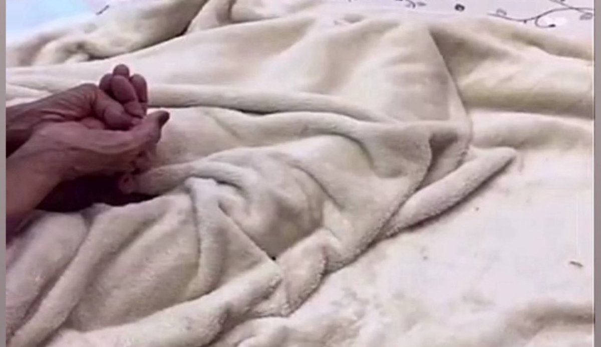 lrrix_'s tweet image. اللهم إرحم نفساً ذاقت ألم المرض وماتت بسببه، أتعبها المرض وأهلكها وأخذها من أحبابها، اللهُم أجعل جزاء صبرها الفردوس الأعلى من الجنه، واجعل ما اصابها تكفير لها