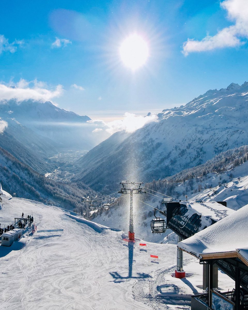 MONTBLANC_NR's tweet photo. Balme arrive en scène.
Deux versants, une ambiance.
ouverture le 13 décembre
🚠 #Balme #LeTour #Vallorcine #Chamonix https://t.co/j8RMus8UfH