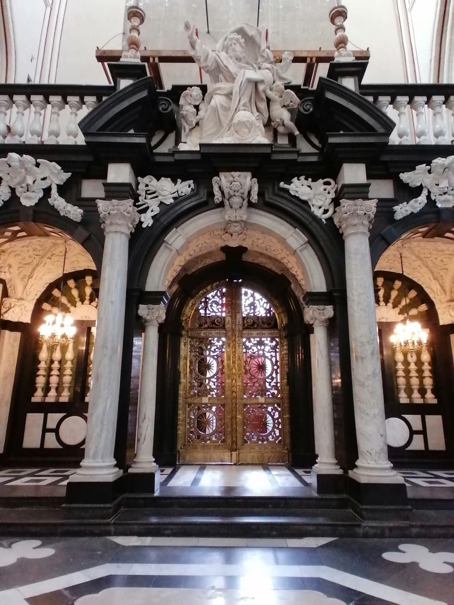 skymanuelima's tweet image. A catedral de São Salvador (Bruges), o principal templo da cidade, é um dos poucos edifícios em Bruges que sobreviveram aos ataques ao longo do tempo sem danos. No entanto, ela sofreu algumas alterações e renovações. #catedral #São_Salvador #Bruges  #Bélgica #arte_gótica #viagens