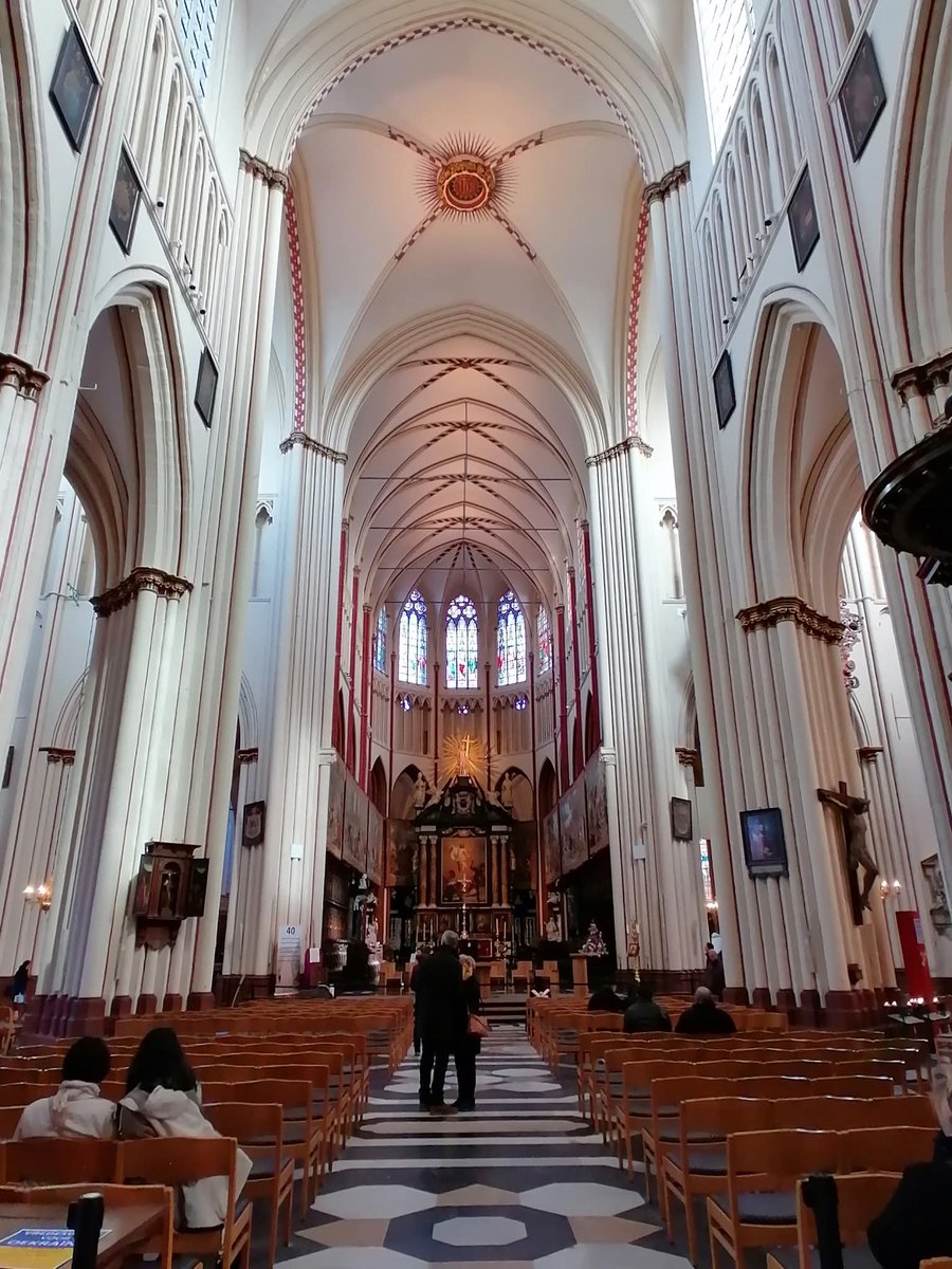 skymanuelima's tweet image. A catedral de São Salvador (Bruges), o principal templo da cidade, é um dos poucos edifícios em Bruges que sobreviveram aos ataques ao longo do tempo sem danos. No entanto, ela sofreu algumas alterações e renovações. #catedral #São_Salvador #Bruges  #Bélgica #arte_gótica #viagens