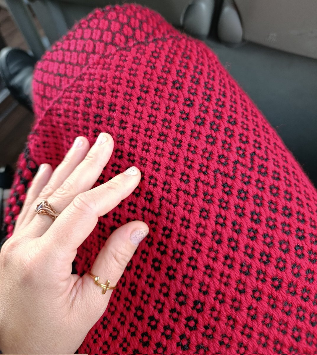 Zlatne ruke moje drugarice. Šal je tkan na razboju. Bog mi je darivao predivne ljude u životu.