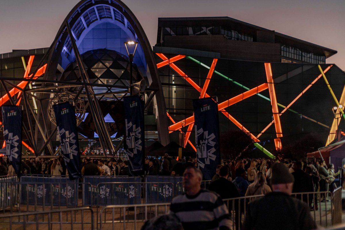 December nights at Menlyn Maine don’t wind down - they build.

Festive lights, late-night dinners, shopping spoils, or the electric run-up to New Year’s Eve, this is where celebrations naturally gather.
Holiday mode: fully activated.

📍 Time Square