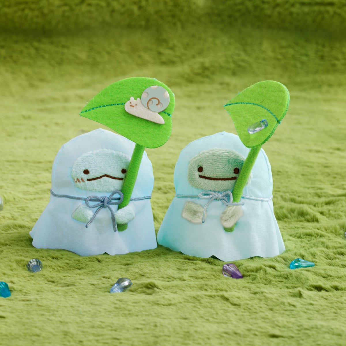 sumikko_335's tweet image. ☔サンエックスネットショップ限定☔

『すみっコぐらし　梅雨ぬいぐるみセット』が、
本日より受注スタート✅

過去に投稿したイラストをイメージしました🌈

雨の日をたのしむすみっコたち、ぜひチェックしてくださいね✨

【受注期間】2026年1月4日(日)23時59分まで🕛

＼💧特設ページはこちら／…