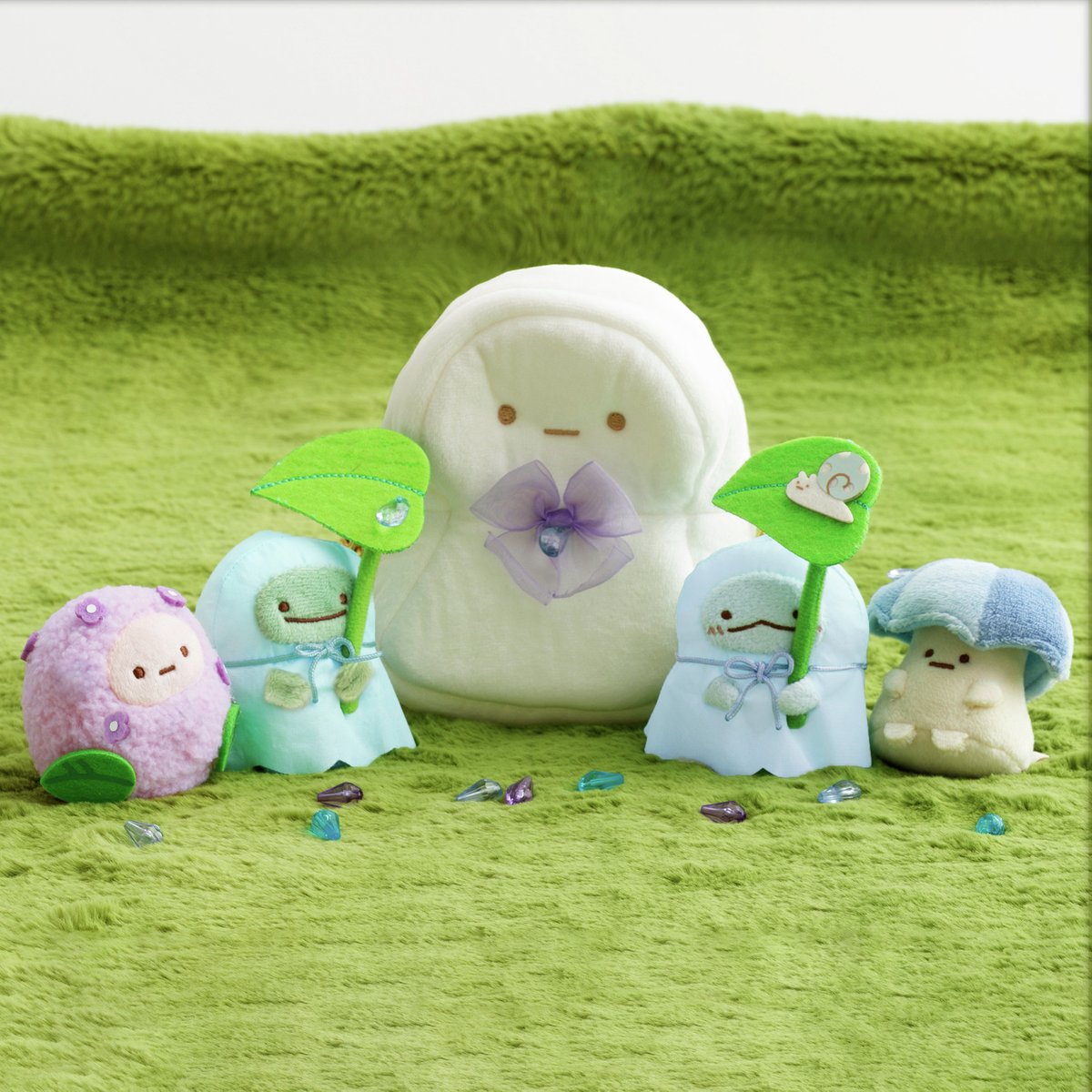 sumikko_335's tweet image. ☔サンエックスネットショップ限定☔

『すみっコぐらし　梅雨ぬいぐるみセット』が、
本日より受注スタート✅

過去に投稿したイラストをイメージしました🌈

雨の日をたのしむすみっコたち、ぜひチェックしてくださいね✨

【受注期間】2026年1月4日(日)23時59分まで🕛

＼💧特設ページはこちら／…