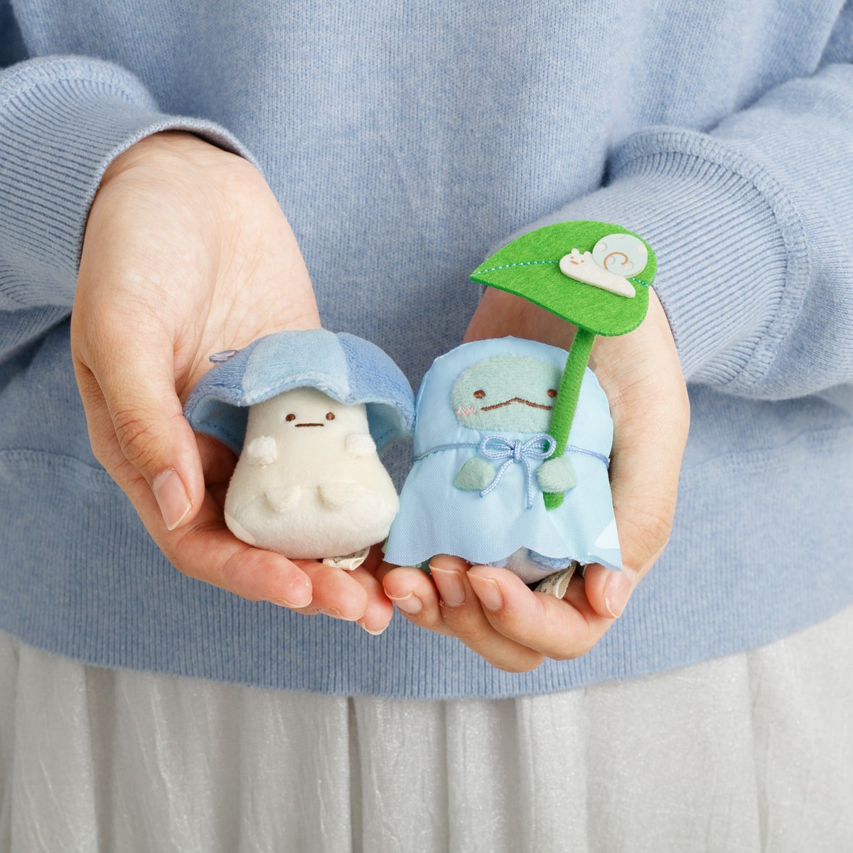 sumikko_335's tweet image. ☔サンエックスネットショップ限定☔

『すみっコぐらし　梅雨ぬいぐるみセット』が、
本日より受注スタート✅

過去に投稿したイラストをイメージしました🌈

雨の日をたのしむすみっコたち、ぜひチェックしてくださいね✨

【受注期間】2026年1月4日(日)23時59分まで🕛

＼💧特設ページはこちら／…