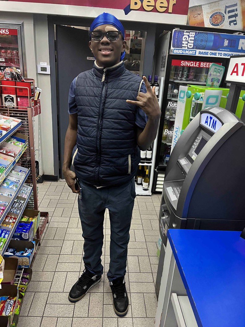 🧑🏾🦯 tweet media