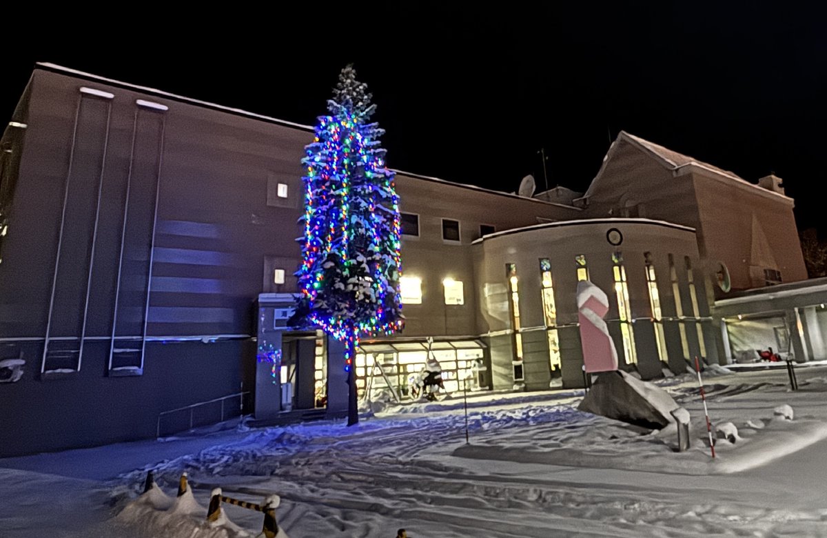 高知県越知町に所在する株式会社岩や代表取締役・岩川和弘様より、ＬＥＤクリスマスライトのご寄贈を賜りました。心より感謝申し上げます。役場庁舎前に植栽されている樹木に装飾し、冬の夜を彩る季節のイルミネーションとして点灯しております。温かみのある灯りを楽しんでいただけましたら幸いです。