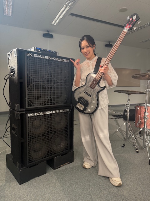 Apollogic 最新MV
「アオハルリロード」で機材協力をさせていただきました。

佐々木駿 (Vocal &amp; Guitar)
Baum Guitars Conquer 59
REVV D20 + Cab212

佐久間勇一 (Guitar)
ZEMAITIS MFV22 HSH Yuichi Custom
REVV Generator 120 MK3 + Cab412

大竹紗英 (Support Bass)
ZEMAITIS A22B MF