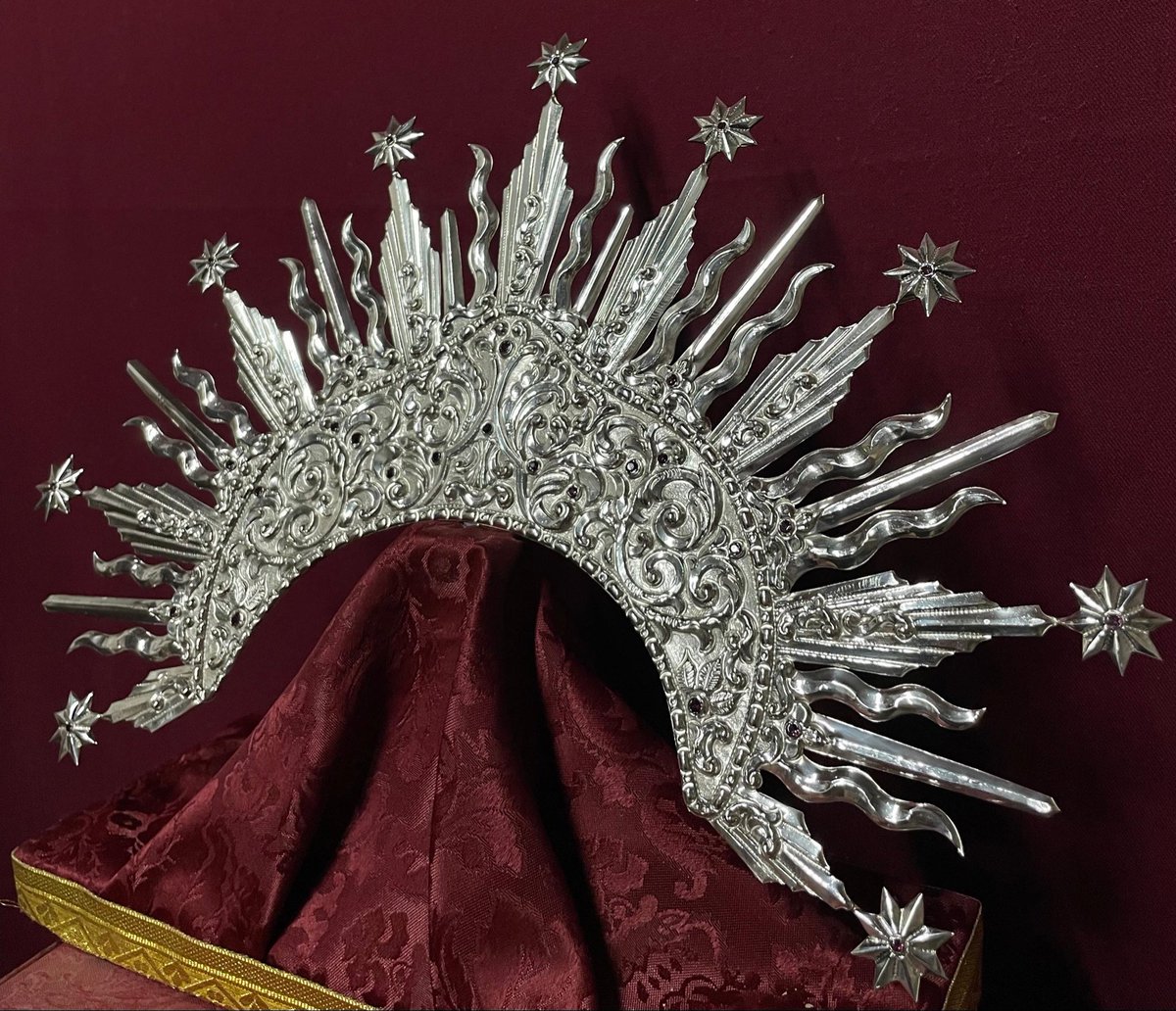 Damos a conocer la nueva ráfaga de plata de ley de Nuestro Padre Jesús Orando en el Huerto.

El diseño ha sido realizado por NHD. Manuel Lorente Vico y la ejecución orfebre ha corrido a cargo de D. Raúl Cejas. 

#CofradíasVM #CofradíasMLG