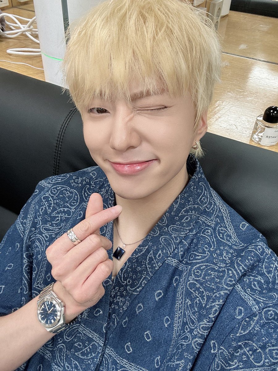 waitforyoon's tweet photo. 한 사람을 얼마나 사랑할 수 있는지
한 사람으로 인해 얼마나 눈물을 쏟고
얼마나 환하게 기뻐할 수 있는지
내게 알려줘서 고맙습니다
그대는 이 세계가 얼마나 아름다운 곳인지
알게 해준 대단한 사람입니다

​이해나 / 12일 그대에게

#YOON #강승윤 #KANGSEUNGYOON #위너 #WINNER @official_yoon_ https://t.co/oTbHQCYlee