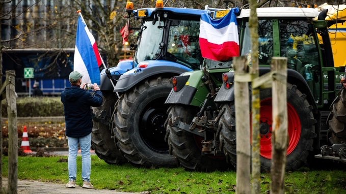 PetravanDam3's tweet image. Goedemorgen.
Bestuurders worden geïntimideerd door rondtrekkende nazi-knokploegen van PVV en FvD. 
Bestuurders worden geïntimideerd door Farmers Defence Force. 

Steeds weer extreemrechtse groeperingen die de het gezag en de democratie willen lamleggen. 

Aangestuurd door uiterst…