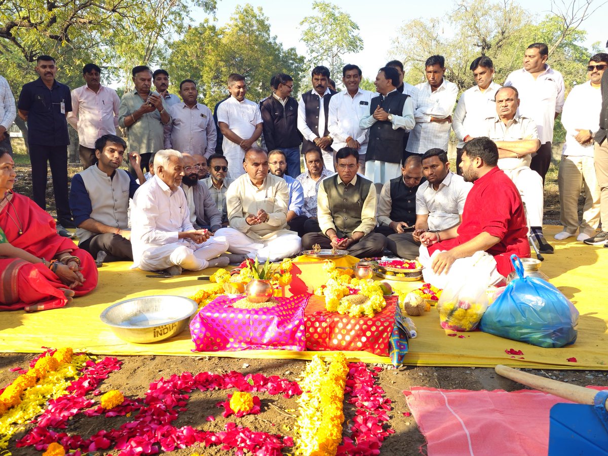 BRBaraiyaBJP's tweet photo. પાલીતાણા વિકાસના પંથે..

આજરોજ પાલીતાણા ખાતે રકમ રૂપિયા ૫ (પાંચ) કરોડ રૂપિયાના ખર્ચે બનનાર પાલીતાણા તાલુકા પંચા���ત કચેરીનું પોરબંદર લોકસભાના સાંસદ અને કેન્દ્રીય મંત્રી શ્રી @mansukhmandviya  સાહેબના વરદ્હસ્તે ખાતમુહૂર્ત કરવામાં આવ્યું.(1+2) https://t.co/ucVIXy1gBX