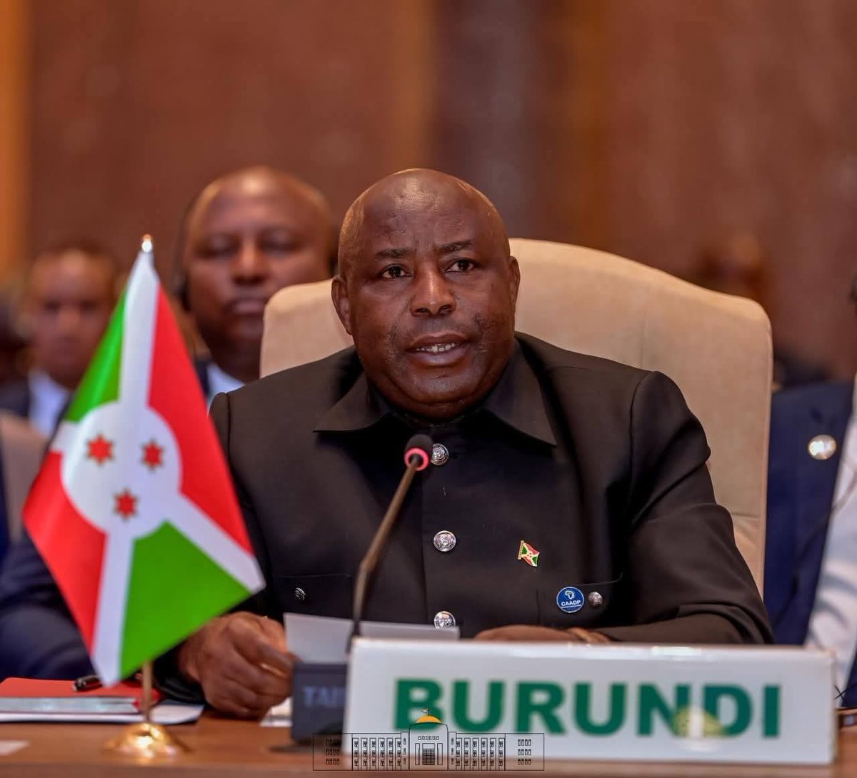 YvesBuya1's tweet photo. 🇧🇮BURUNDI : « Pour pouvoir mettre la main sur les richesses de l’Afrique, les géants de ce monde attisent le feu et les conflits. 

✅Ils nous mènent une guerre de l’ombre. Un pays comme la RDC peut se faire agresser pendant que la communauté internationale regarde ailleurs. », Evariste Ndayishimiye, Président Burundais.🇧🇮🇨🇩😥