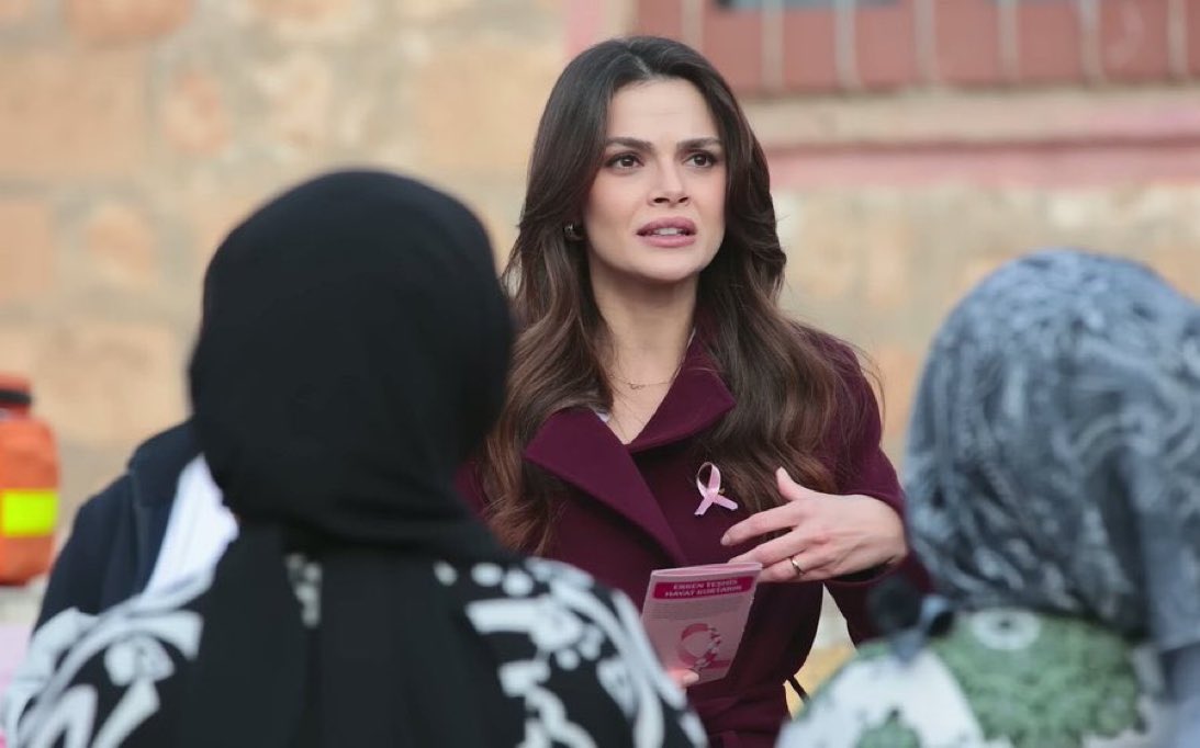 sonunda başrol kadına mesleğini yaptığına dair bir sahne yazmışlar, hemde çok anlamlı bir konuda. devamı da gelir umarım🩷