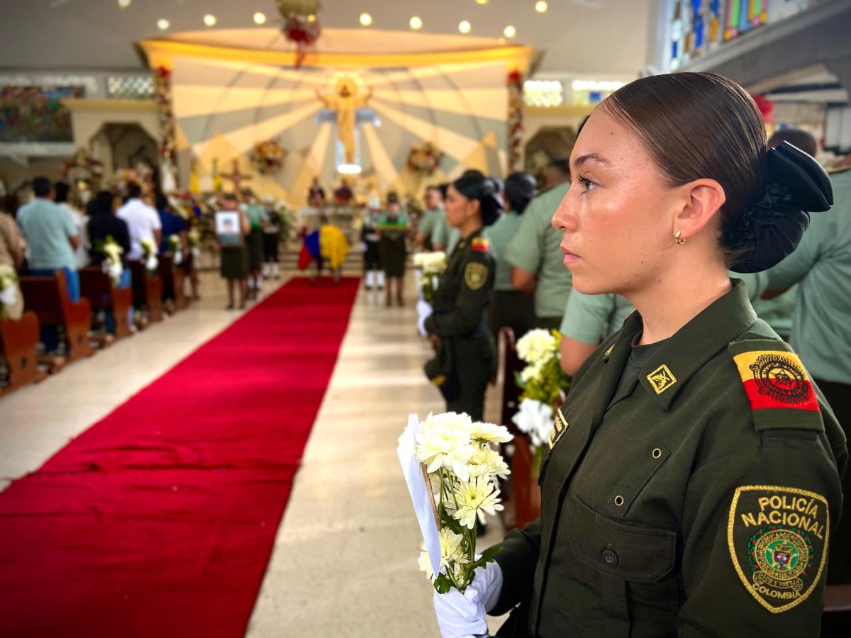 #Luto Emotivo homenaje a Patrullera Karen Estéfany Pajoy Candela ... noticiasalsur.co/emotivo-homena… #Neiva #Huila <a href="/PoliciaNeiva/">Policía Metropolitana de Neiva</a> <a href="/PoliciaColombia/">Policía de Colombia</a> #JuniorTuPapa #Final #DesafioDelSigloXXI #TheGameAwards  #Crimen <a href="/Emisorapoliciaa/">RadioPoliciaNacional</a> <a href="/radiopoliciaca1/">@radiopoliciacartagena</a> #Fútbol #AtléticoHuila #Yumbo #Dimayor