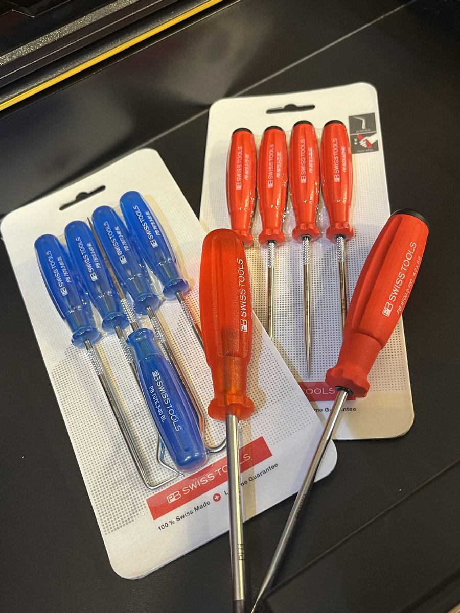 FG_HAKATA's tweet photo. #ファクトリーギア
PB SWISS TOOLS / ピックツール
⁡
マルチクラフトグリップ(青)5本組
スイスグリップ(赤)4本組
PB好きの方はでは定番ですね🙂‍↕️
基本的な入り組みは一緒ですが、マルチクラフトグリップの方がフック形状のものがプラスで入っています👍
⁡
 #pb  #swisstools 
 #工具好き https://t.co/QRBTUnK20P
