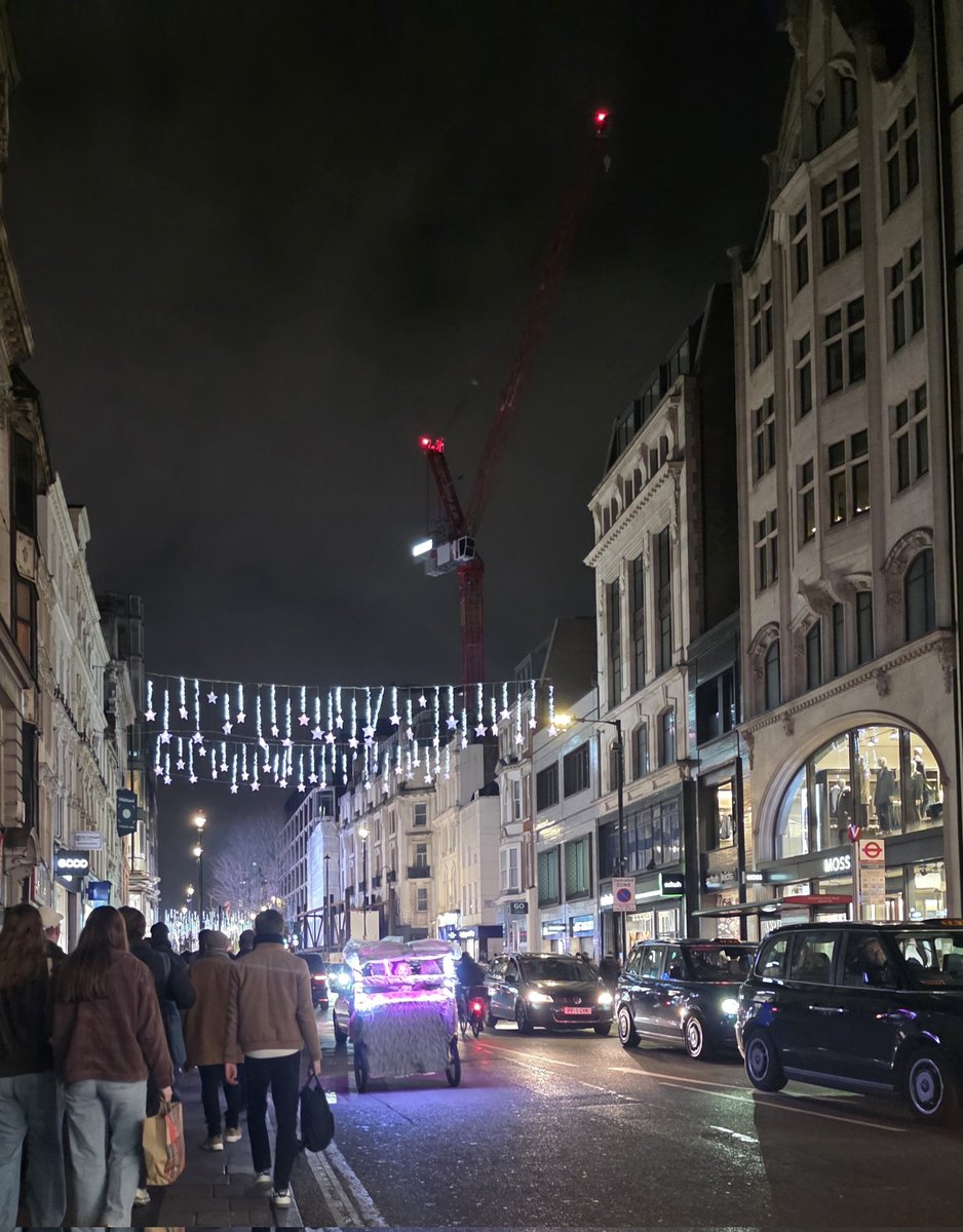 ClaresChallenge's tweet photo. @JeffOvers I was on Oxford Stret yesterday and was pretty disappointed cos it actually looked like this! Although to be fair, I did see Santa in a taxi! 🎅 https://t.co/VEZtd9B4oB