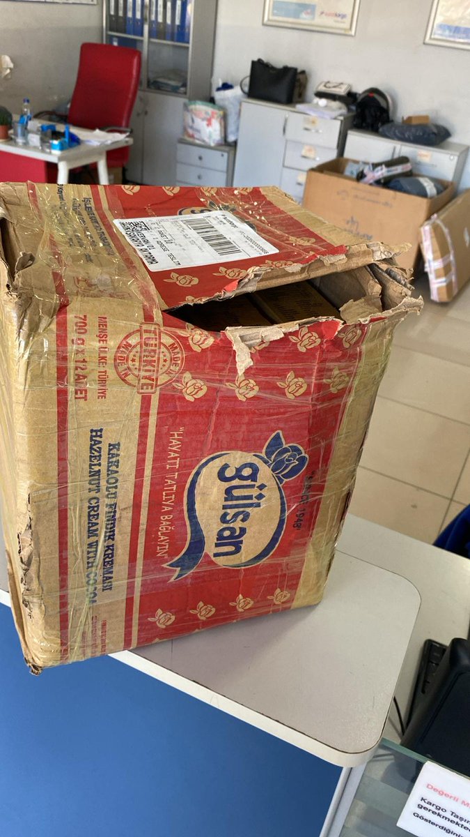 gezgin0703's tweet photo. @suratkargo tarafından açılmış ve ıslanmış gitmiş. Düzce kervan şubesi tutanak tutulmadan nahoş bir tavır ile ister al ister alma denilmiş. Ve kargonun @SuratKargoTR Van şubesi tarafından bu hale geldigini söylüyor. Kargom resmen çöp oldu . @tuketicihalki @SikayetvarCom https://t.co/UXvrS5Kv5b
