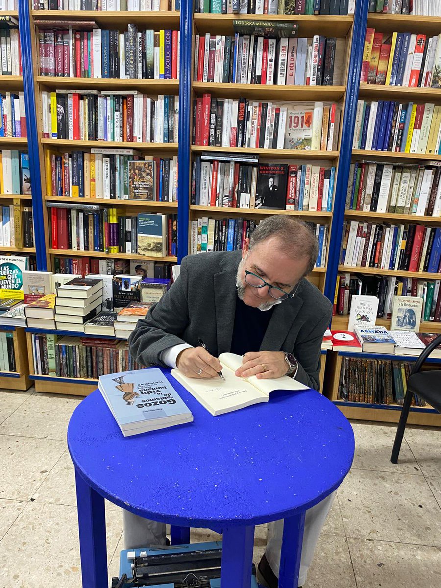 Angel Viñas Vera tweet media