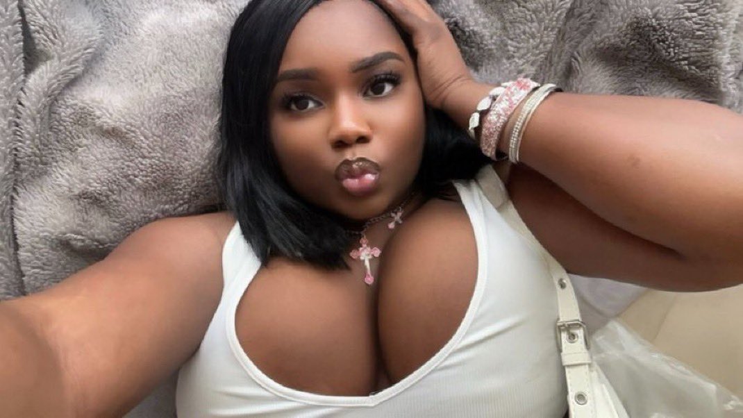 ReineHawa20's tweet image. 👑Reine Hawa👑

Essaie d'être à la hauteur et tu auras, peut être, mon attention 

#findom #moneyslave #moneymiss #domina #soumis #feetfetish #blackpower #bnwo #queen #reine