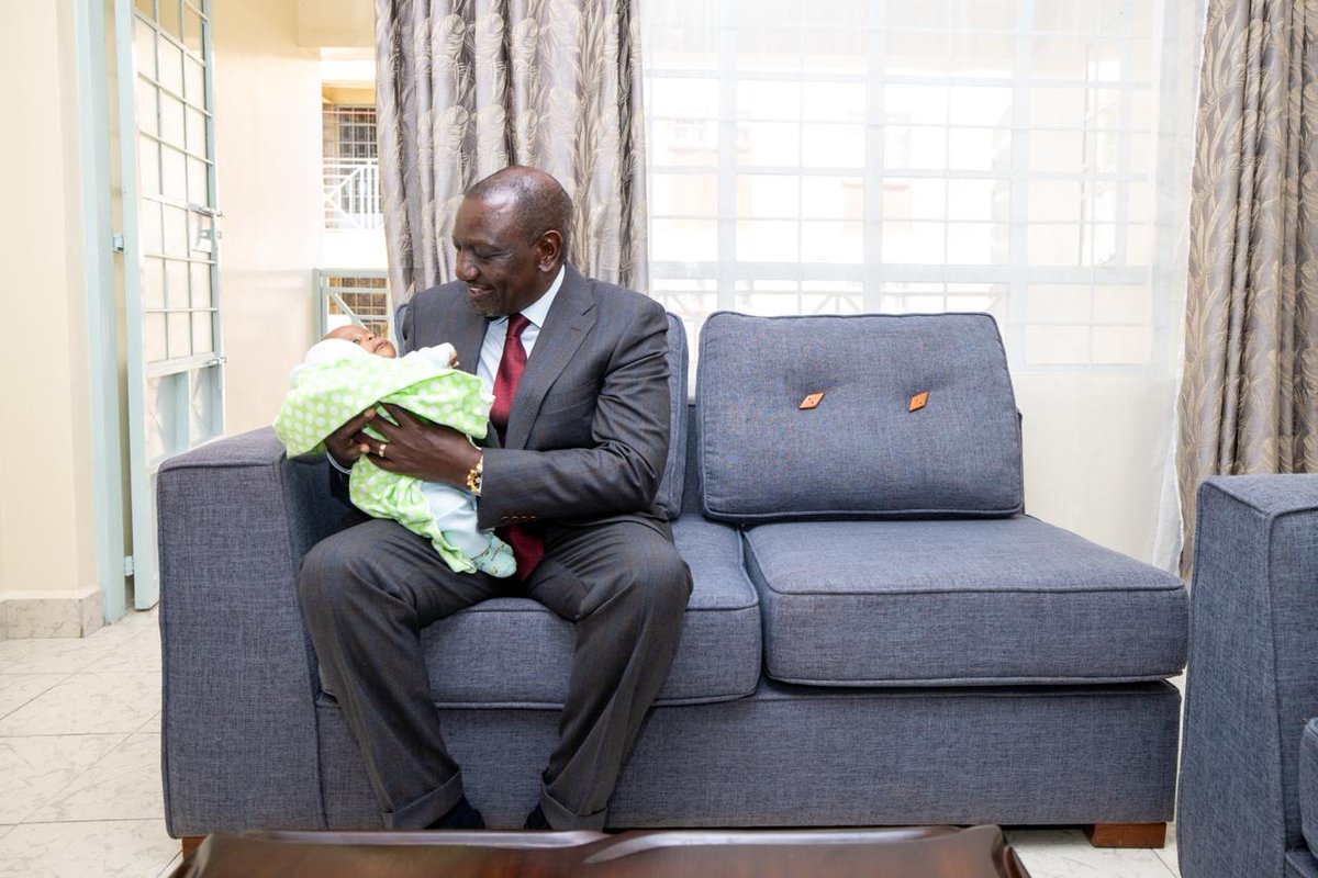 VidijaPatrick's tweet photo. Dear President @WilliamsRuto, just like in this photo, you cannot speak heavy and big English to such a baby., in events like Jamuhuri Day, please avoid written speeches and speak to mwananchi directly in a language they understand.... Kizungu wachia investors. @StateHouseKenya https://t.co/rdLIuzONcV