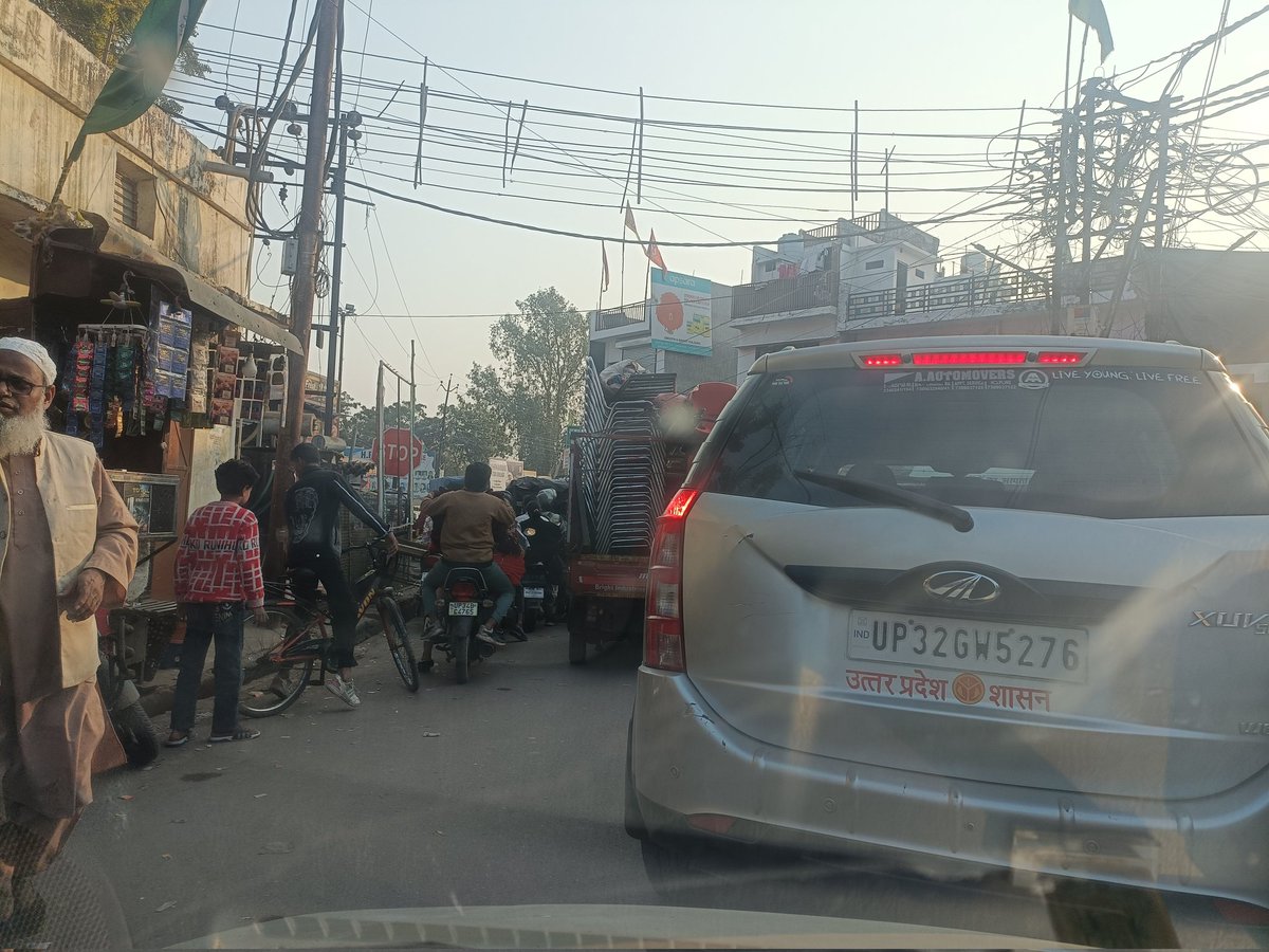 SpsNgo's tweet photo. 30 मिनट से कोर्ट चौराहे पर जाम लगा है। कृपया छुड़ाने की कृपा करें। 
@uptrafficpolice 
@sitapurpolice https://t.co/I0CzzD7LJt