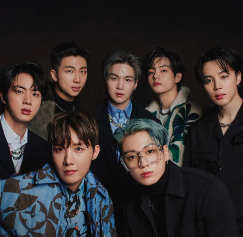 AboutMusicYT's tweet photo. Most popular music artists among Gen Z (via University of Nottingham):

1. Drake
2. BTS
3. Ariana Grande
4. Juice Wrld
5. Eminem
6. Lil Wayne
7. Doja Cat
8. Taylor Swift
9. Kanye West https://t.co/4mjbW7Spx8