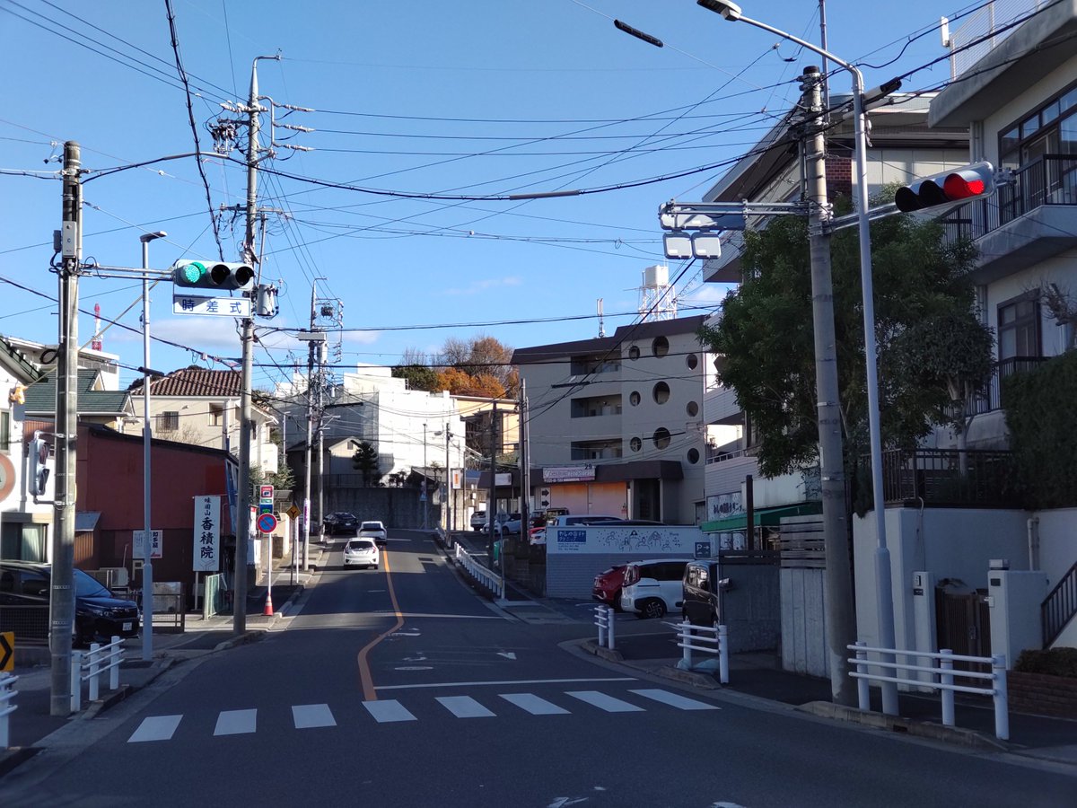 昭和区山中付近に設置されたNSの新型灯器。この交差点では誤認防止庇が必要な灯器のみNSの新型灯器で、それ以外はKOの低コスト灯器が使用されています。