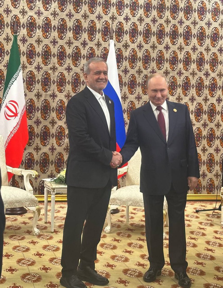 دکتر مسعود #پزشکیان و ولادیمیر پوتین روسای جمهور ایران و روسیه در حاشیه اجلاس بین‌المللی "صلح و اعتماد" که در عشق‌آباد پایتخت ترکمنستان در حال برگزاری است، با یکدیگر دیدار و گفت‌وگو کردند.