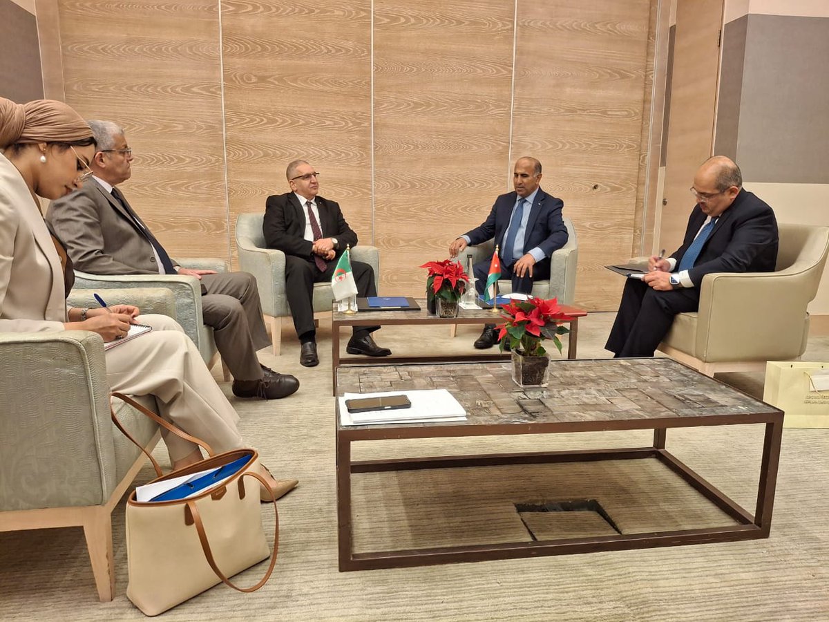 أجرى الأمين العام لوزارة الشؤون الخارجية السيد لوناس مقرمان، لقاء مع نظيره الاردني، السيد ضيف  الله الفايز <a href="/ForeignMinistry/">وزارة الخارجية وشؤون المغتربين الأردنية</a> وذلك على هامش مشاركته في المنتدى الاقليمي حول تجديد الدعم للقانون الدولي الانساني المنعقد بالبحر الميت، مملكة الاردن، يوم 11 ديسمبر 2025.

🇩🇿🇯🇴