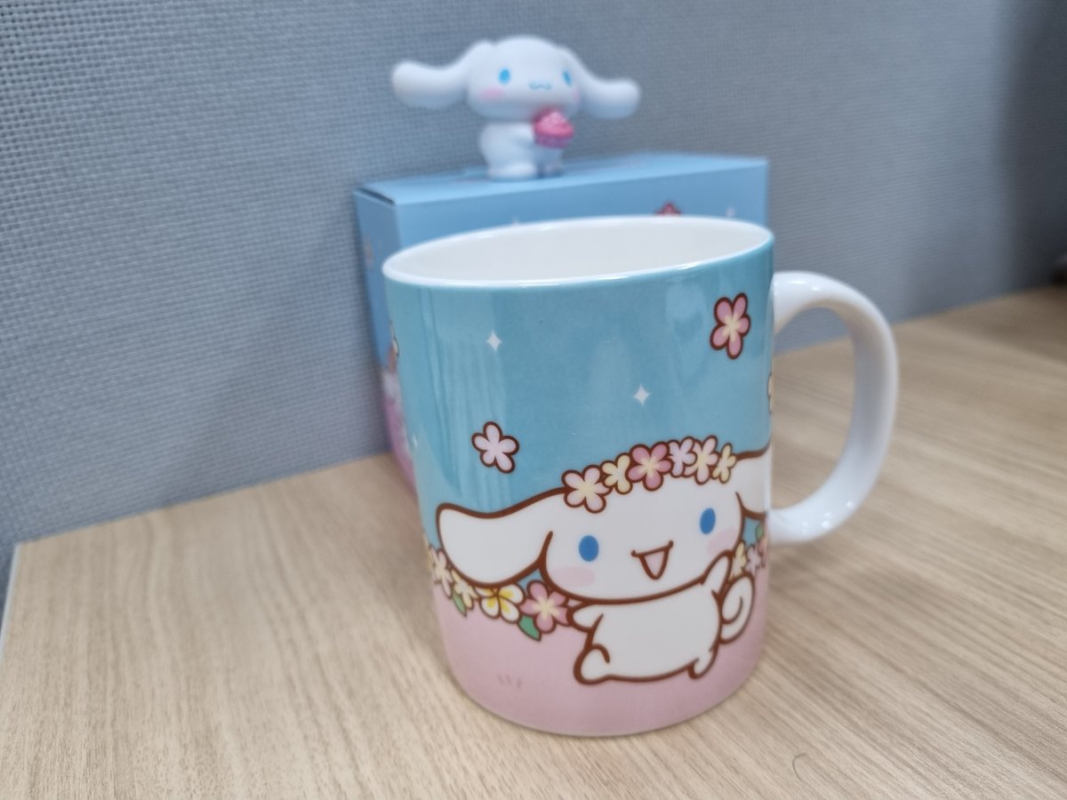 今日は何書こうかな〜って思ってたけど、シナモロール好きすぎて☁️💙  
カップとフィギュア買っちゃった🐶✨かわいすぎる〜！！  

毎日使うカップをシナモロールにしたら、気分上がるしほんと可愛い〜🥰☕️