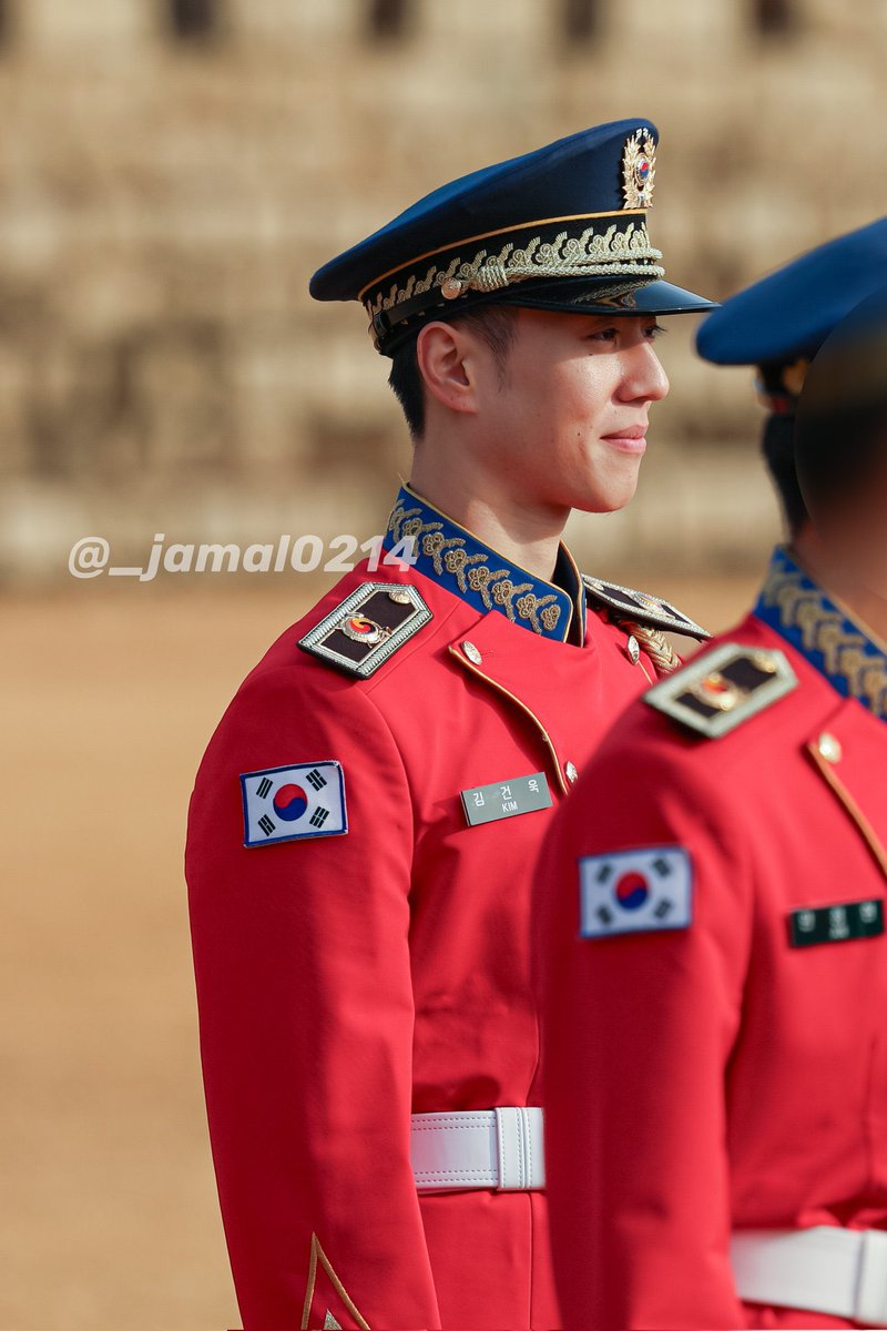 น้องคยอมในเครื่องแบบคือเท่มาก แถมน้องเล่นและแบกเครื่อง ซูซาโฟน ที่ใหญ่แล้วหนักมากอีก แข็งแรงมาก น้ำตาจะไหล คิดถึงมาก

#Yugyeom #유겸 <a href="/yugyeom/">김유겸</a>